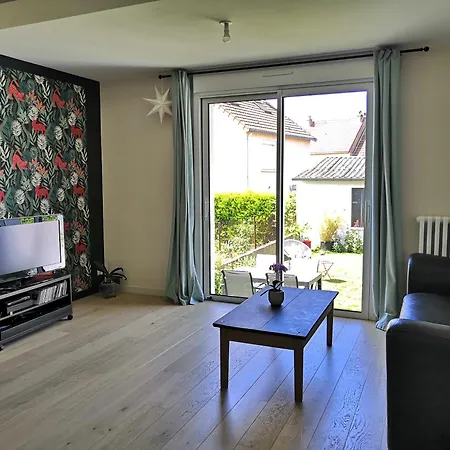 Maison Proche Centre Et Circuit Avec Jardin Holiday home *