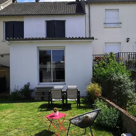 Maison Proche Centre Et Circuit Avec Jardin Holiday home *